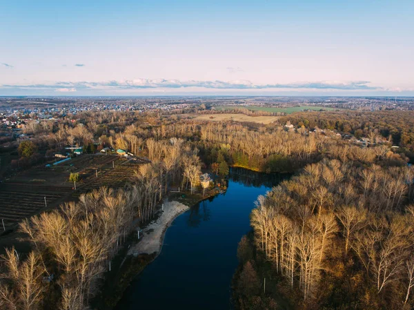 Altın kırmızı güneş ışığı hava görüntülemek, Rusya, nehir, küçük bir kasaba, köprü
