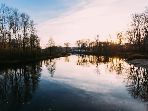 Altın kırmızı güneş ışığı hava görüntülemek, Rusya, nehir, küçük bir kasaba, köprü