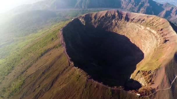 Vista aérea, Cratera cheia do vulcão Vesúvio, Itália, Nápoles, Vulcão épico imagens de altura — Vídeo de Stock