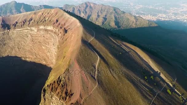 Vista aérea, Cratera cheia do vulcão Vesúvio, Itália, Nápoles, Vulcão épico imagens de altura — Vídeo de Stock