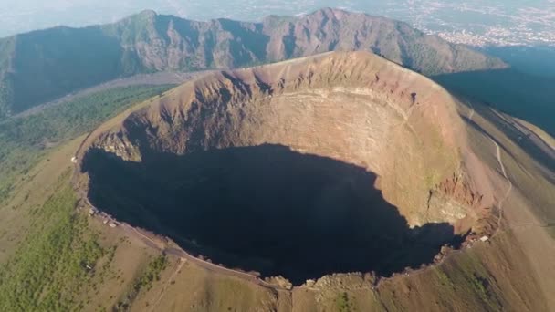 Vista aérea, Cratera cheia do vulcão Vesúvio, Itália, Nápoles, Vulcão épico imagens de altura — Vídeo de Stock