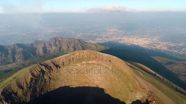 Vista aérea, Cráter completo del volcán Vesubio, Italia, Nápoles, Imágenes épicas del volcán desde la altura — Vídeos de Stock