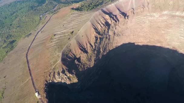 Letecký pohled, plné kráter sopky Vesuv, Itálie, Neapol, impozantní sopku záběry z výšky — Stock video