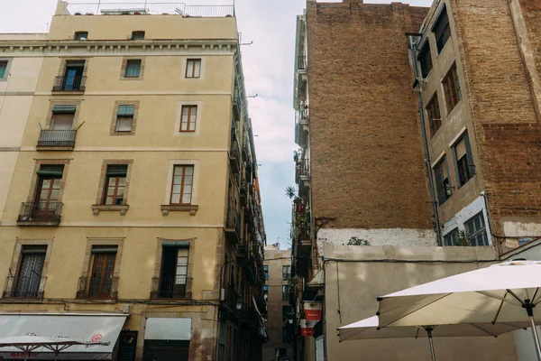 Barcelona, İspanya - 30 Haziran. Via ana cadde Laietana 30 Haziran 2015 Barcelona ana caddede adıdır. Sokak çok sayıda mağaza ve turistik vardır