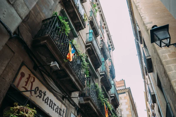 Barcelona, İspanya - 30 Haziran. Via ana cadde Laietana 30 Haziran 2015 Barcelona ana caddede adıdır. Sokak çok sayıda mağaza ve turistik vardır