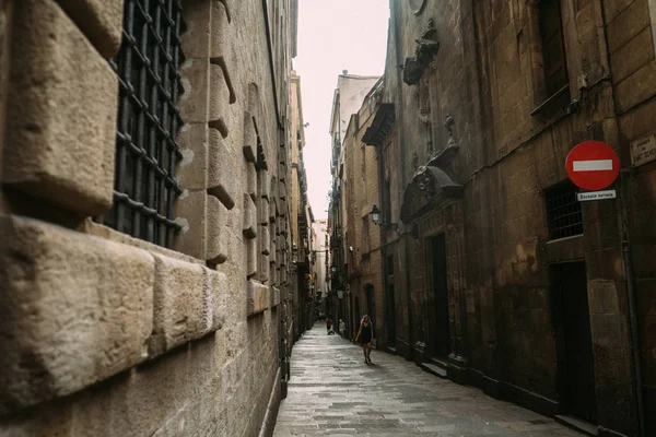 Barcelona, İspanya - 30 Haziran. Via ana cadde Laietana 30 Haziran 2015 Barcelona ana caddede adıdır. Sokak çok sayıda mağaza ve turistik vardır