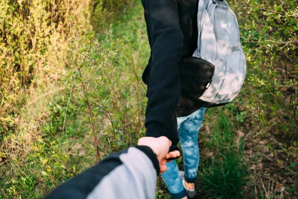 İle onun arkadaşı elle tutarak ve onu güneş doğarken kiraz çiçeği ağaçları ile Bahçe için önde gelen Kızıl saçlı kadın