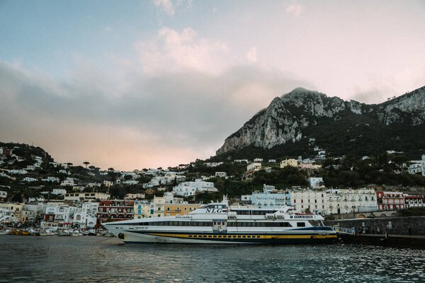 красивое побережье - Амальфи, вид на деревню Атрани
