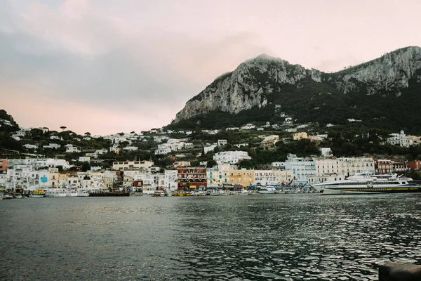 güzel sahil - Amalfi, görünümü Atrani Köyü