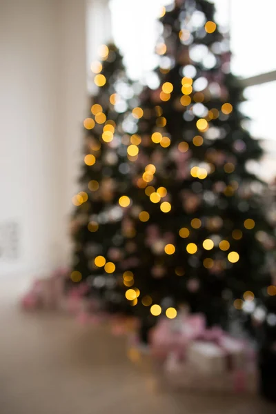 Размытое прошлое. Две элегантные елки в светлой комнате. Новый год и Рождество — стоковое фото