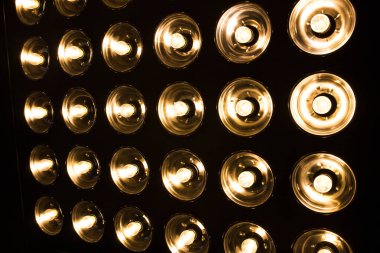 Antika akkor ampuller eski moda. Spot ışığı şeklinde birçok ışık..