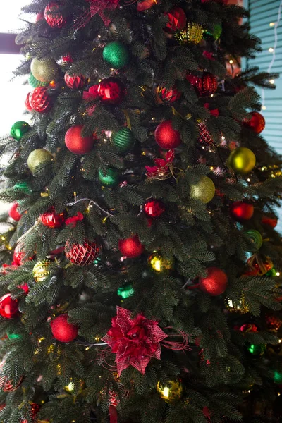 Grüner Weihnachtsbaum, geschmückt mit Weihnachtsgeschenken und einem Kranz. Neues Jahr. — Stockfoto