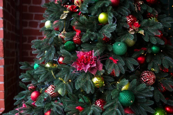 Зеленая елка украшена рождественскими подарками и гирляндой. Новый год . — стоковое фото