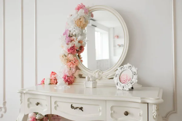 Table boudoir style vintage avec miroir rond et fleurs. Chambre blanche lumineuse . — Photo