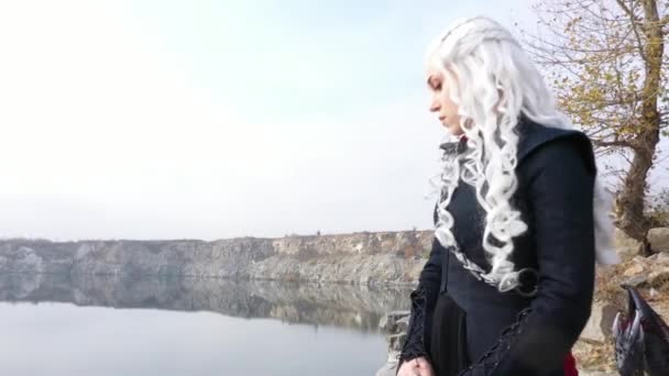 Beautiful girl in a blonde wig and a fantasy costume. Mother of dragons. — Stock Video