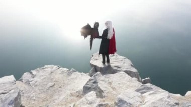 Sarı peruklu ve fantezi kostümlü güzel kız..