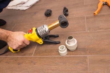 Plastik su borusu için lehimleme demiri. Cihaz sıcaklığı ısıtır..