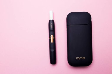 Kiev, Ukrayna - 15 Kasım 2019: Phillip Morris Uluslararası Marlboro Iqos, pembe arka planda elektronik sigara