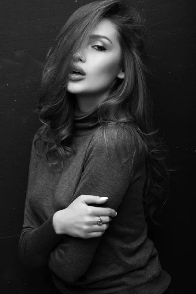 Siyah arka planda gri kazaklı güzel bir kızın portresi. — Stok fotoğraf