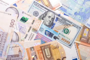 Dolar Euro Hryvnia yakın plan. Farklı ülkelerin para birimlerinin dokusu.
