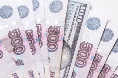 Ruble Rus parası ve yakın plan bir dolar. Değişim oranı. Dolardan ruble kura..