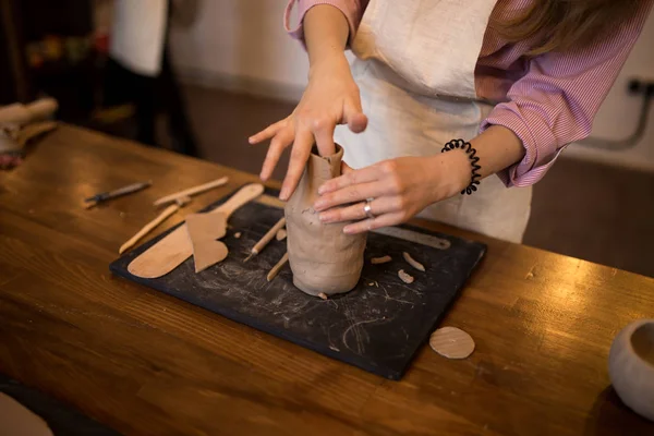 A master class in modeling a clay jug. The girl is engaged in modeling. — ストック写真