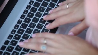 Muhabir bir dizüstü bilgisayarda gazetede bir makale yazdı.