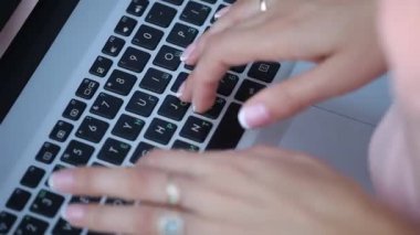 Kız Laptop metni yazar. Güzel manikür bir kızla