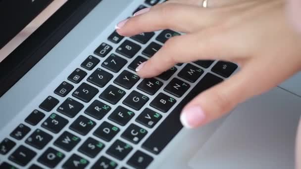 Chica escribe el texto en el ordenador portátil . — Vídeos de Stock
