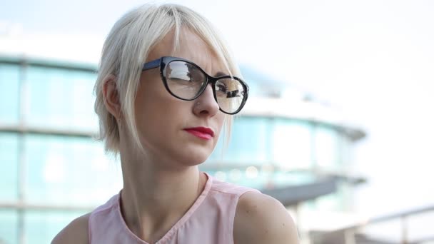 Blondýna sedí na schodech a mluví o mobilní telefon — Stock video