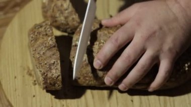 bir kişi kesilmiş ekmek akut Naamah. Bir büyük yuvarlak tepsi üzerinde ekmektir. Ne zaman bir adam kesme ekmek tepsi sonra koşu başladı.