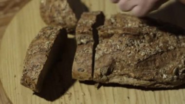 bir kişi kesilmiş ekmek akut Naamah. Adam kesmek sonra ekmek daha o bir tepsi Next ekmek koydu. Bir büyük yuvarlak tepsi üzerinde ekmektir.