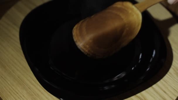 Op een zwarte plaat zetten Pancake frisse, geurig en heerlijk gebak — Stockvideo