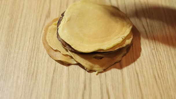 Gâteaux Hawking placés sur un par un et ils créent une montagne de crêpes après avoir versé du miel . — Video