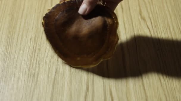 Falken Kuchen auf einem nach dem anderen platziert und sie schaffen einen Berg von Pfannkuchen, nachdem sie Honig gegossen. — Stockvideo