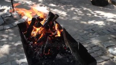 Yaz sonu ızgara. Adam ızgara hazırlanıyor.