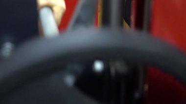 Genç atlet tek elle ağır bir halter kaldırıyor.