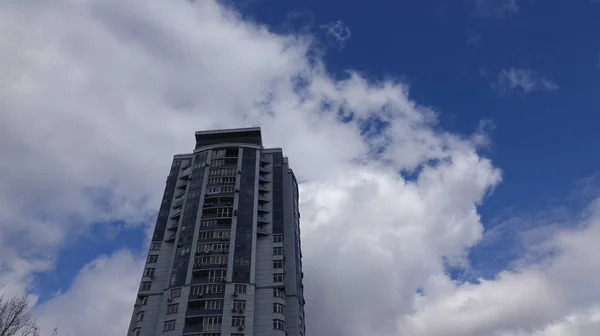 Yüksek ev. Aşağıdan yukarıya binanın görünümü