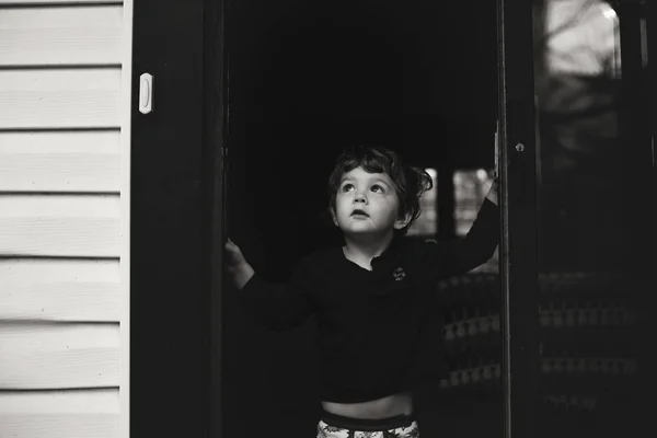 Маленький хлопчик стоїть у дверях — стокове фото
