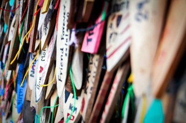 E-tong Köyü'nde ahşap işareti