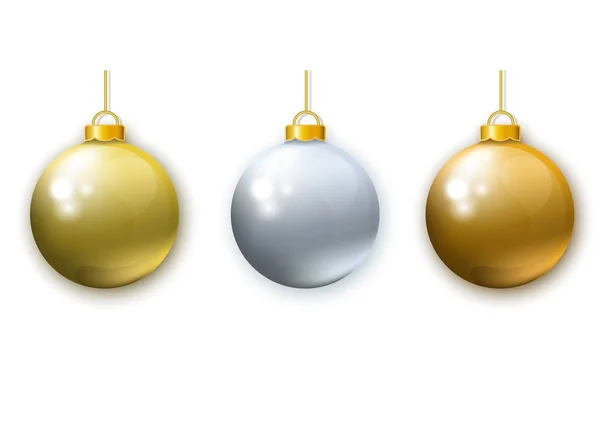 Реалістичні золоті, срібні різдвяні кульки ізольовані на білому б — стоковий вектор