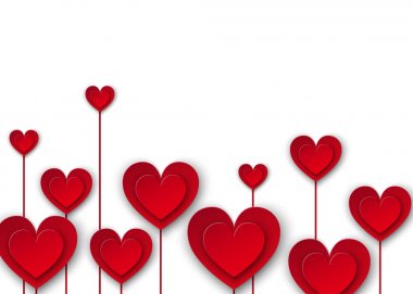 Beyaz arka plan üzerinde kalp şeklinde kırmızı kağıt çiçekler. 