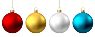 Gerçekçi kırmızı, altın, gümüş, mavi Noel topları izole edilmiş.