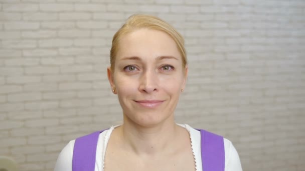 Detailní záběr usmívající se tvář ženské 40s s Blond vlasy