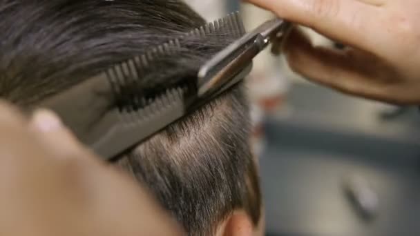 Salon De Coiffure Homme Coupe Cheveux Courts Dun Jeune Homme