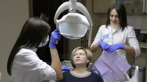 Zahnarzt überprüft und repariert Zahn seiner Patientin sehr sorgfältig