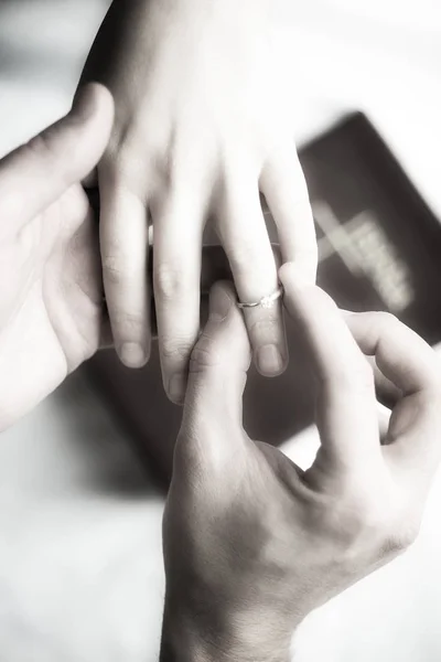 Hommes et femmes mains se fiancer de près — Photo