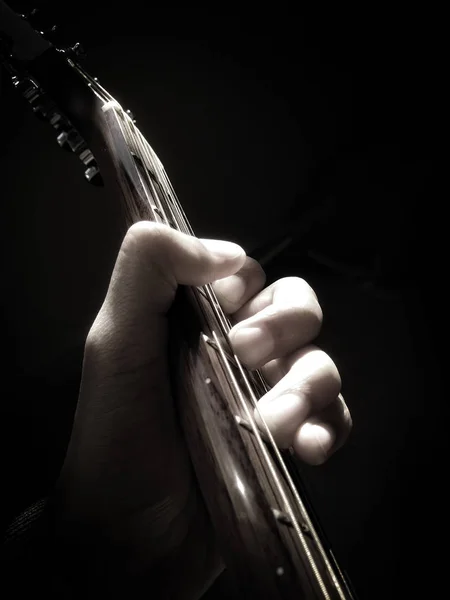 Siyah ve beyaz yumuşak odak gitar çalmak