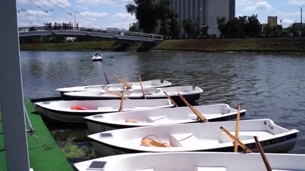 En fritidsbåt på bakgrunden av bron. — Stockvideo
