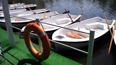 Rıhtımın zevk tekne.